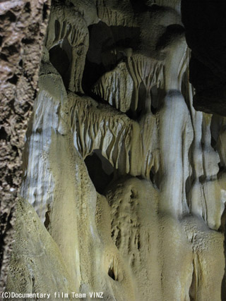 ナベイケ洞 竪穴　不思議なコントラストは自然の芸術作品